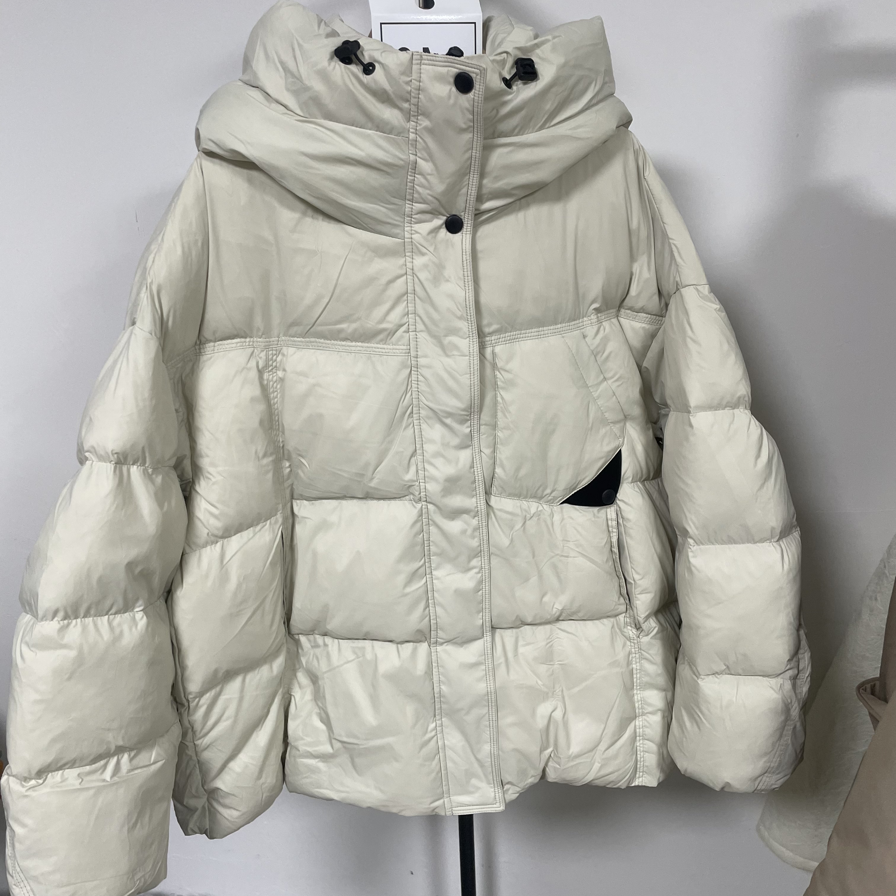 043长袖连帽常规款宽松型潮流时尚白色冬季女款羽绒服