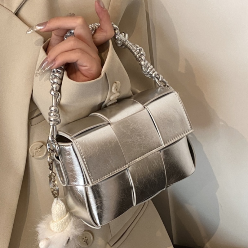 高级质感洋气银色包包女2025新款流行斜挎小包时尚爆款手提编织包