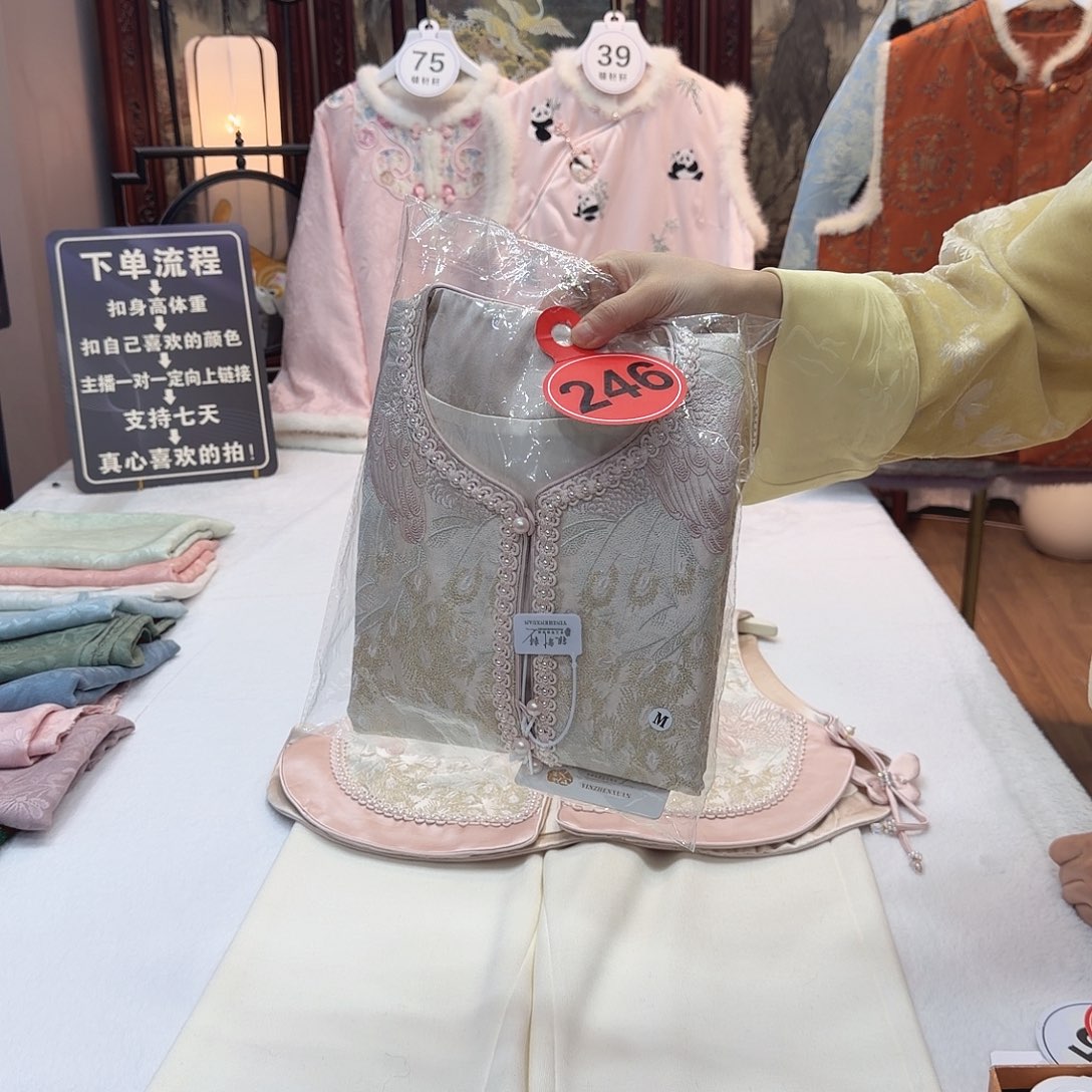 灯***珊非遗传承人的精神风貌和