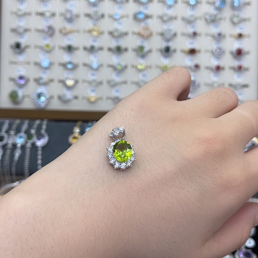 ****姬银S925镶嵌橄榄石颈饰