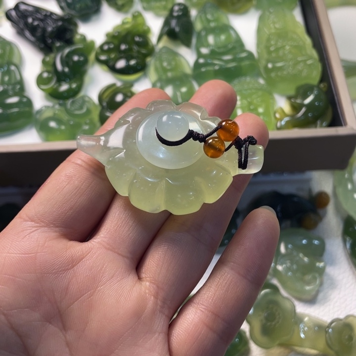 岫玉未镶嵌颈饰吊坠