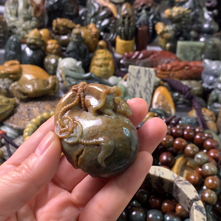 未镶嵌岫岩河磨玉（透闪石质玉）挂件