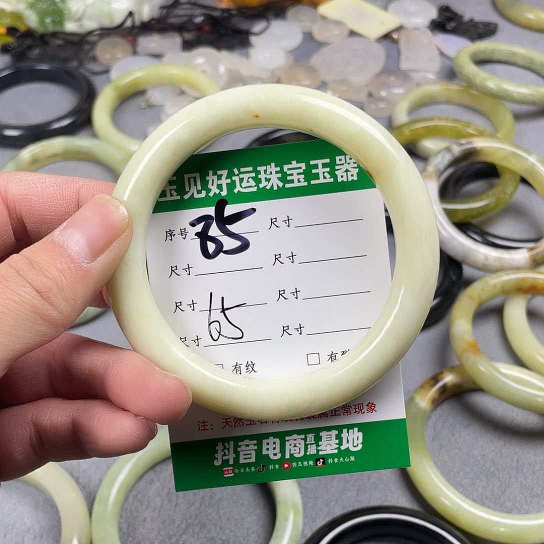 蛇纹石玉手镯未镶嵌