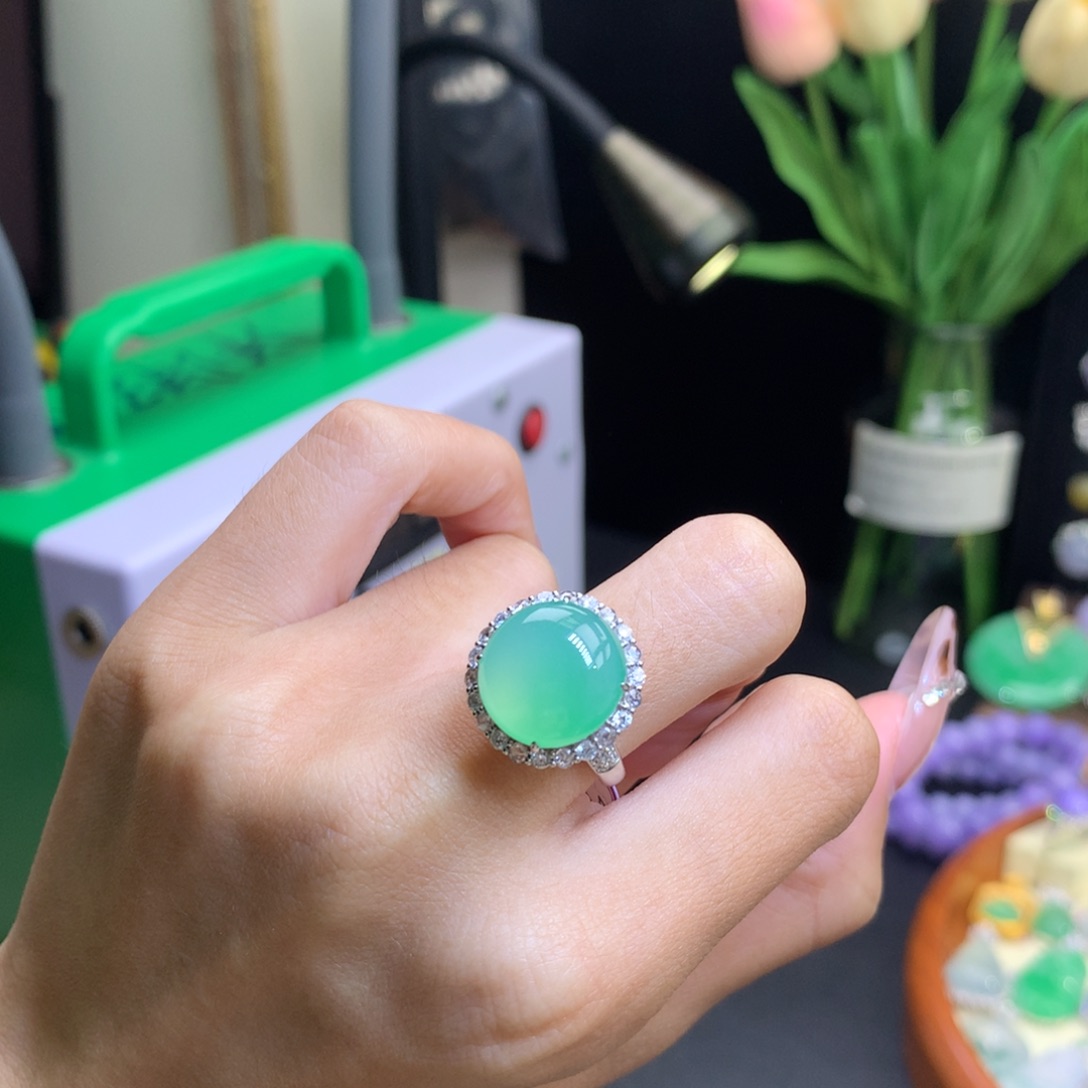 翡翠18K金镶嵌颈饰