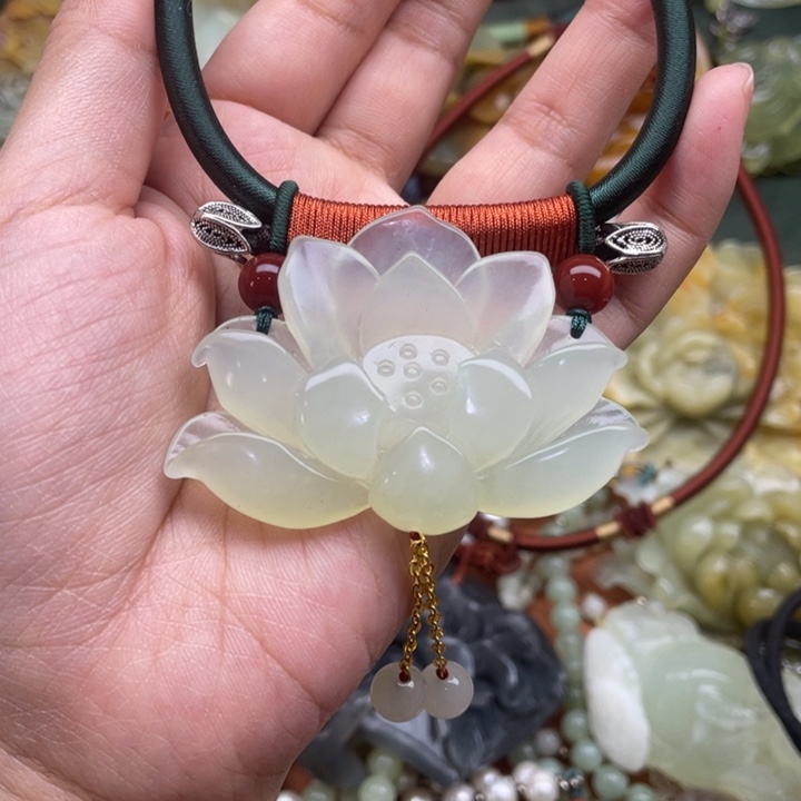 蛇纹石玉吊坠合金