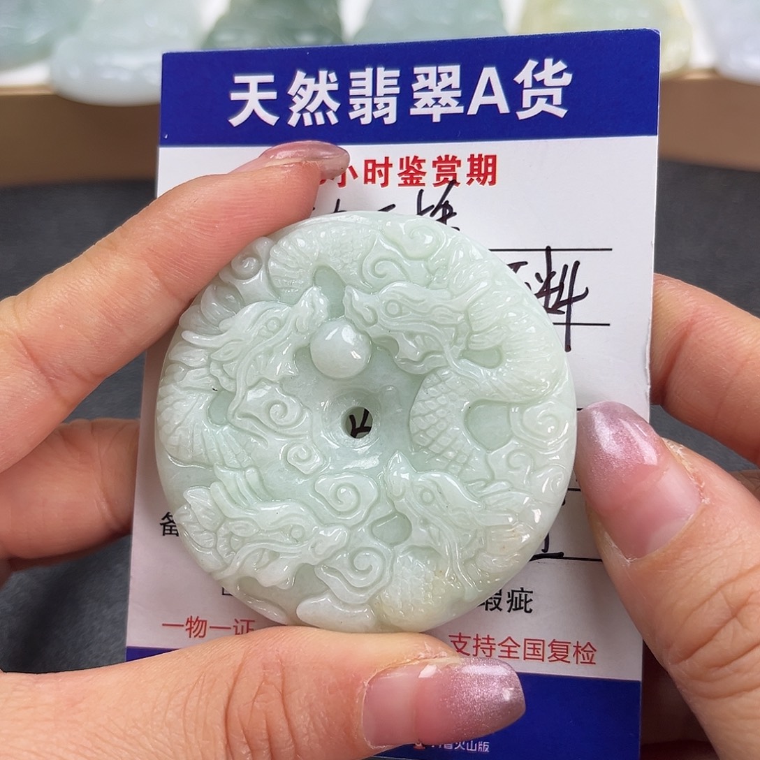 翡翠未镶嵌颈饰    