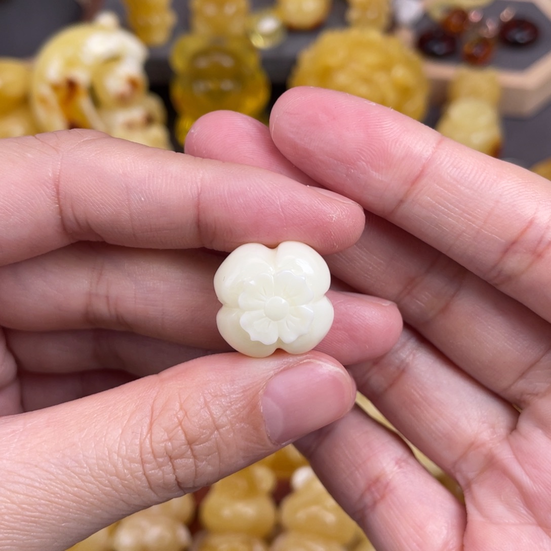 琥珀裸石未镶嵌蜜蜡