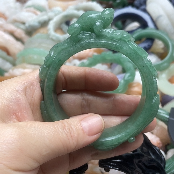 未镶嵌手镯石英岩玉