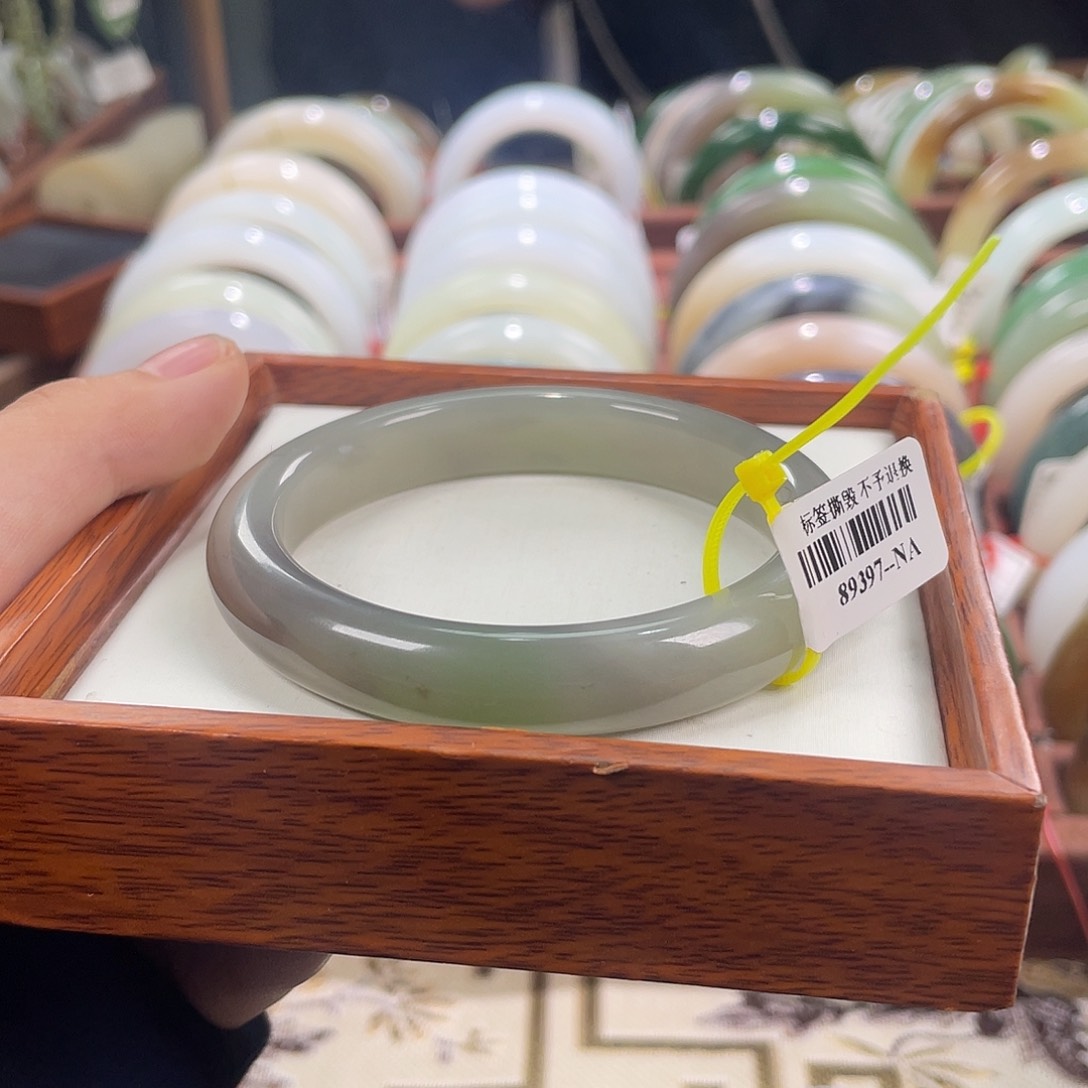 【闪购商品】和田玉手镯未镶嵌56