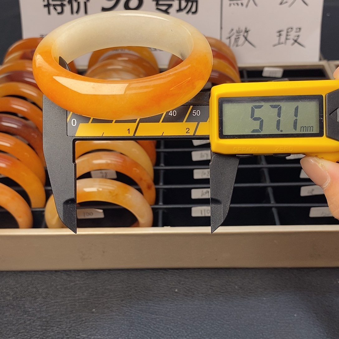 未镶嵌石英质玉（黄龙玉）手镯105号