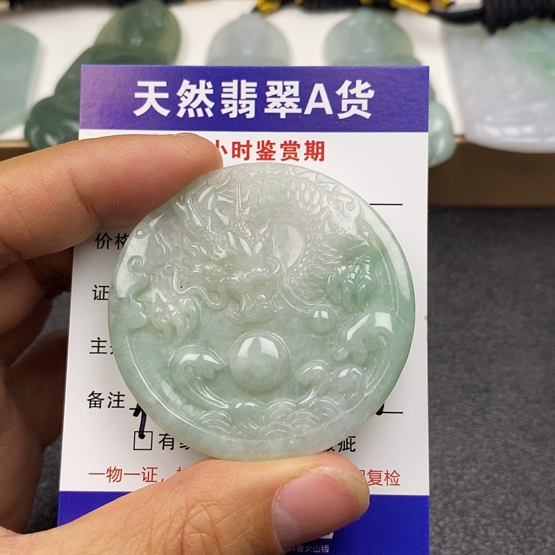 翡翠未镶嵌颈饰         