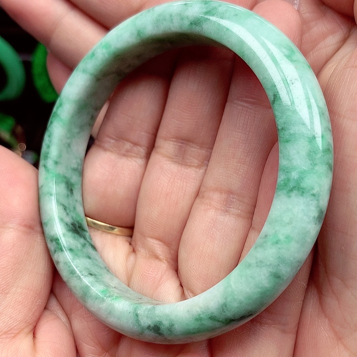 翡翠未镶嵌手镯?****．翡翠