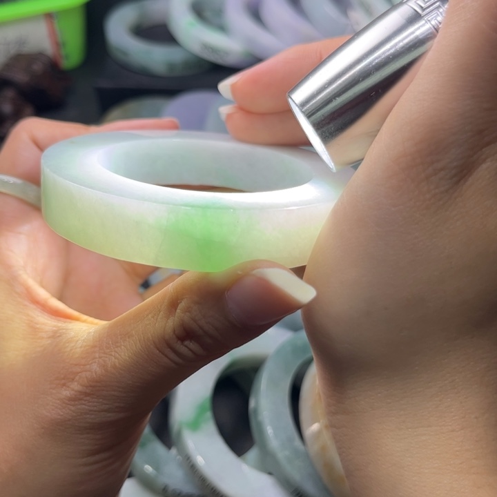 定制翡翠未镶嵌手镯