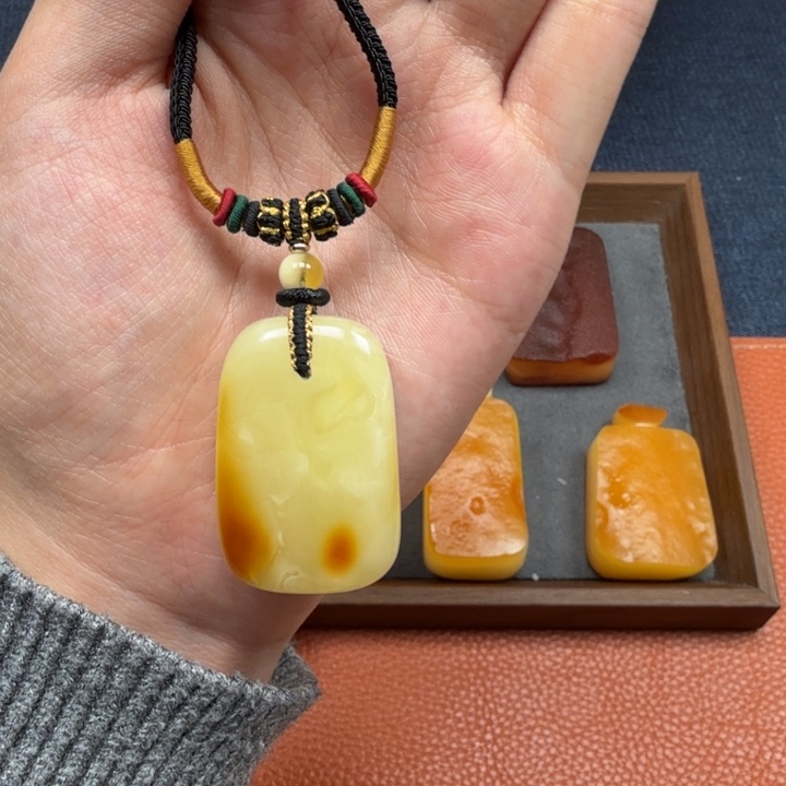 蜜蜡未镶嵌吊坠(赠链)