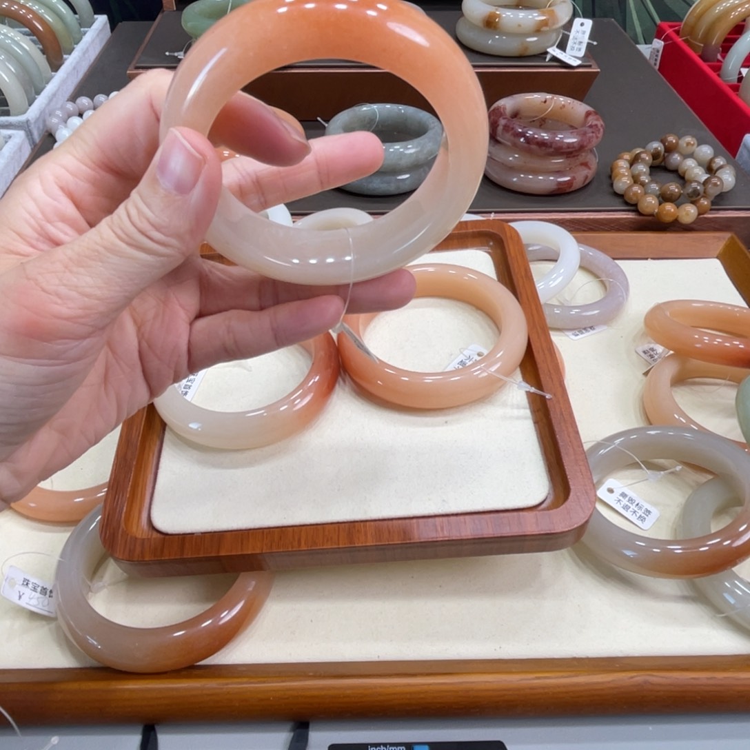 巍***石英岩玉未镶嵌手镯