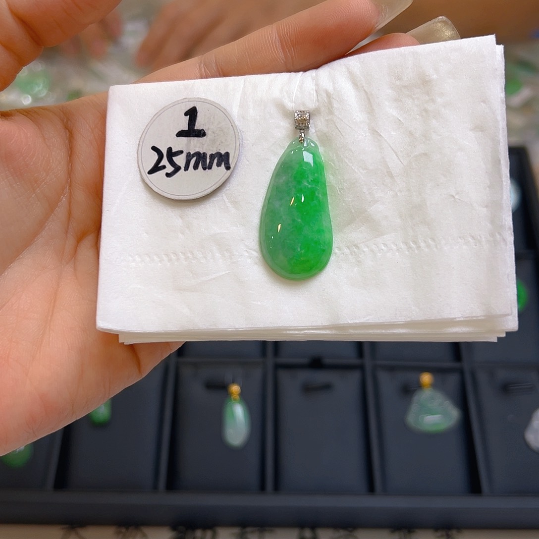 翡翠颈饰18K金镶嵌翡翠