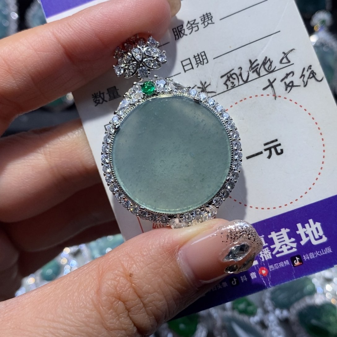 翡翠颈饰未镶嵌翡翠