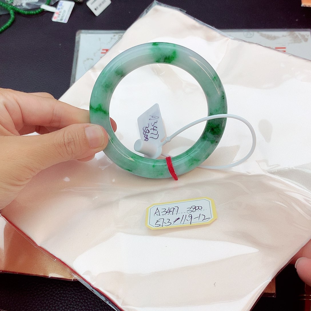 翡翠手镯未镶嵌翡翠