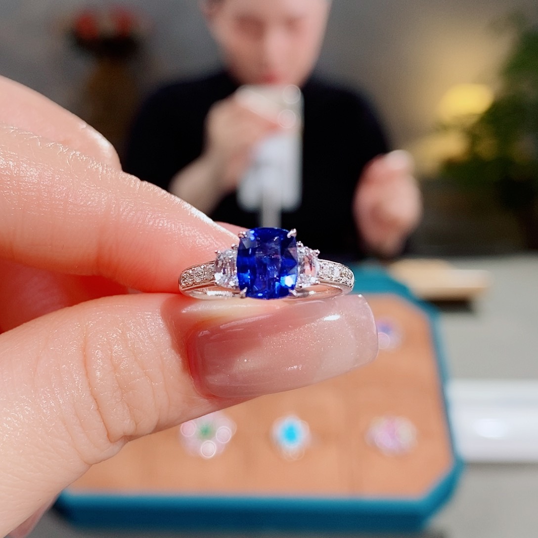 蓝宝石戒指18K金镶嵌1.67ct