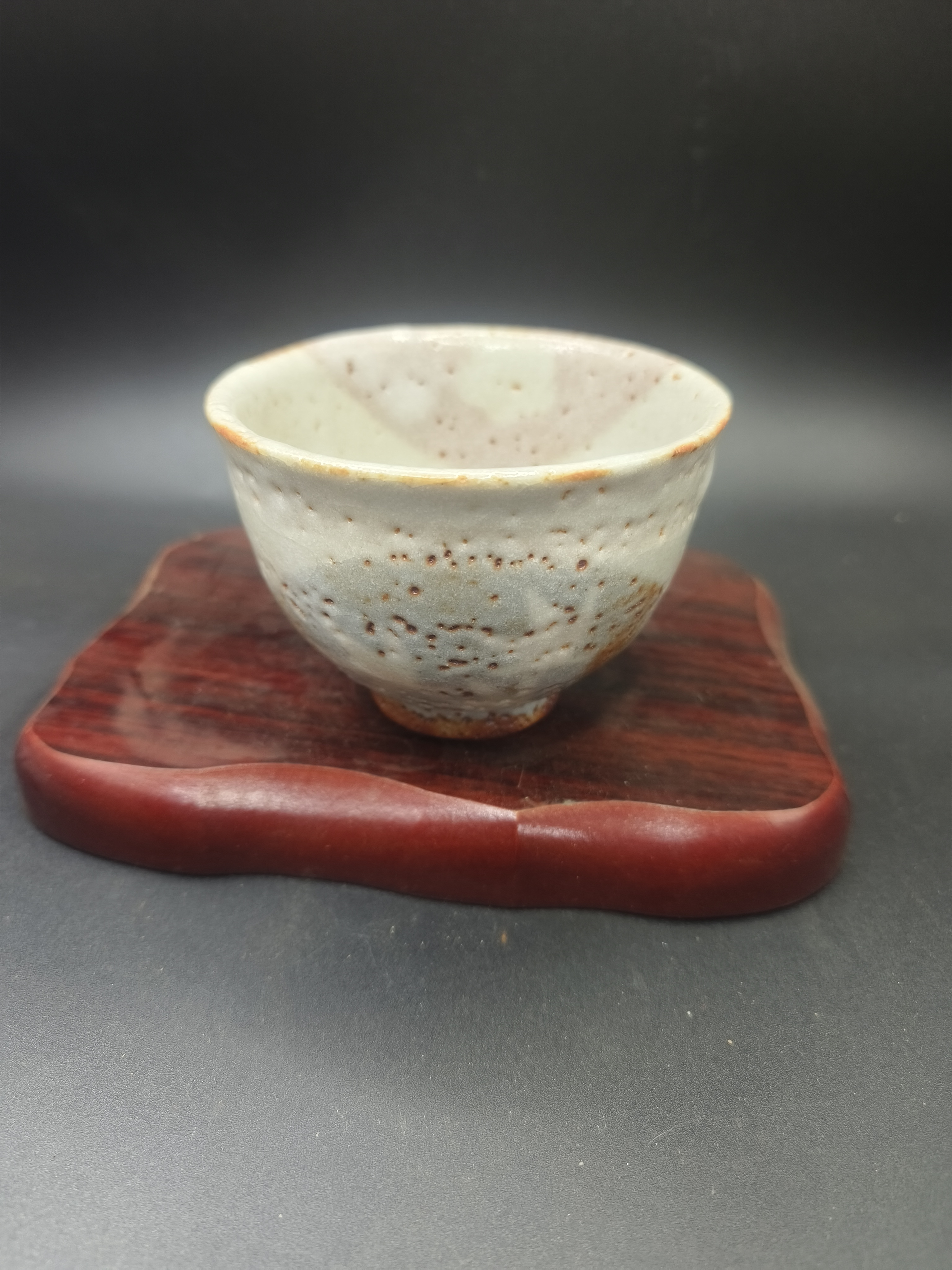 日本名家安藤日出武作粉志野主人杯压手杯