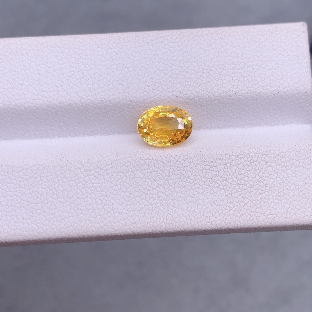 蓝宝石裸石2.56克拉金丝雀黄蓝宝