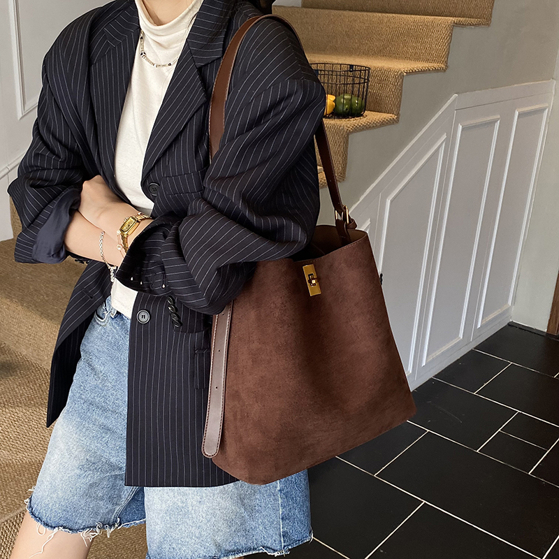 韩系通勤水桶包女秋冬高级感麂皮绒复古时尚简约大容量单肩斜挎包