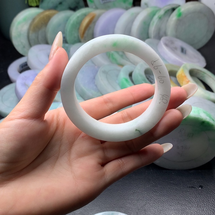 定制翡翠未镶嵌手镯