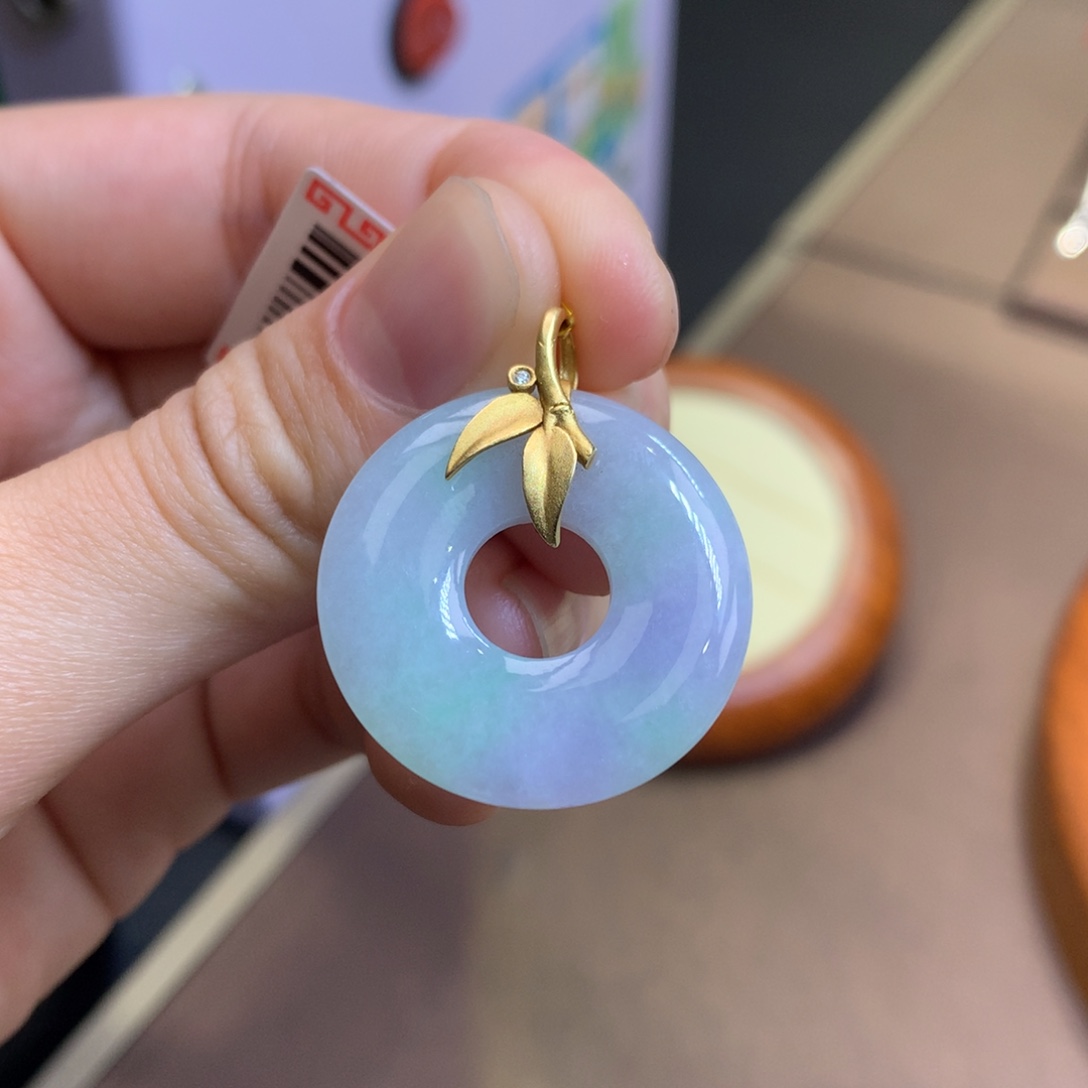 翡翠18K金镶嵌颈饰翡翠