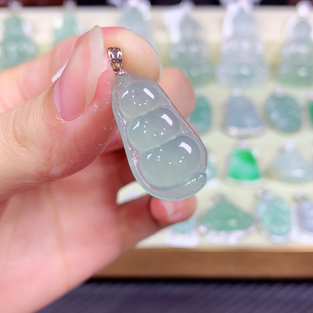 翡翠18K金镶嵌颈饰福豆