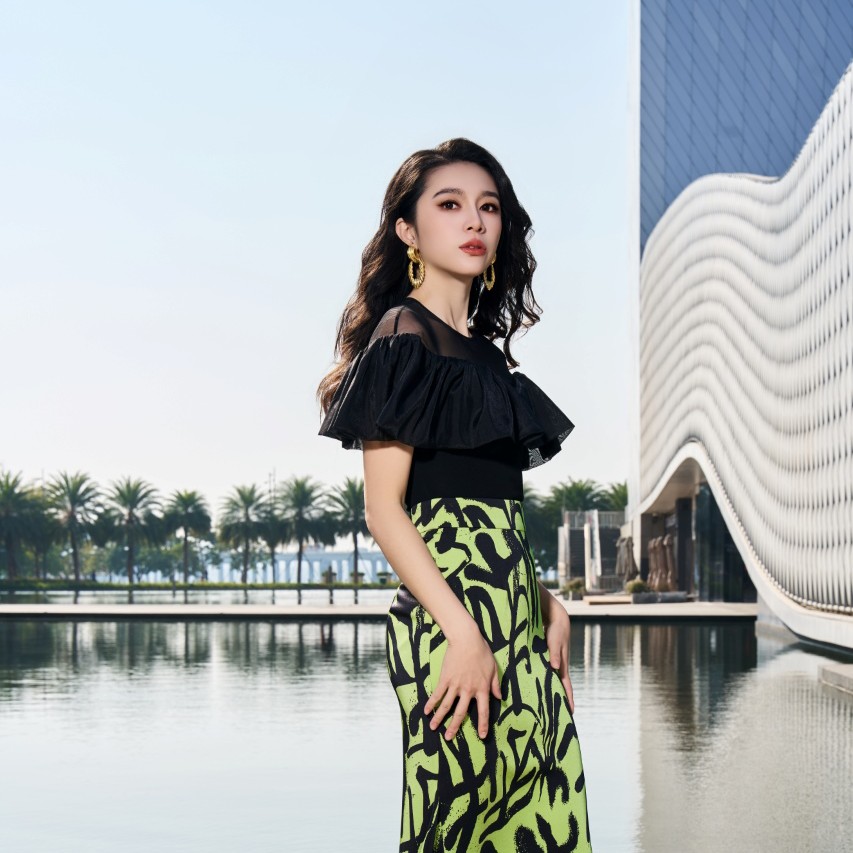 【伊人林】林静茜黑色V领云朵上衣