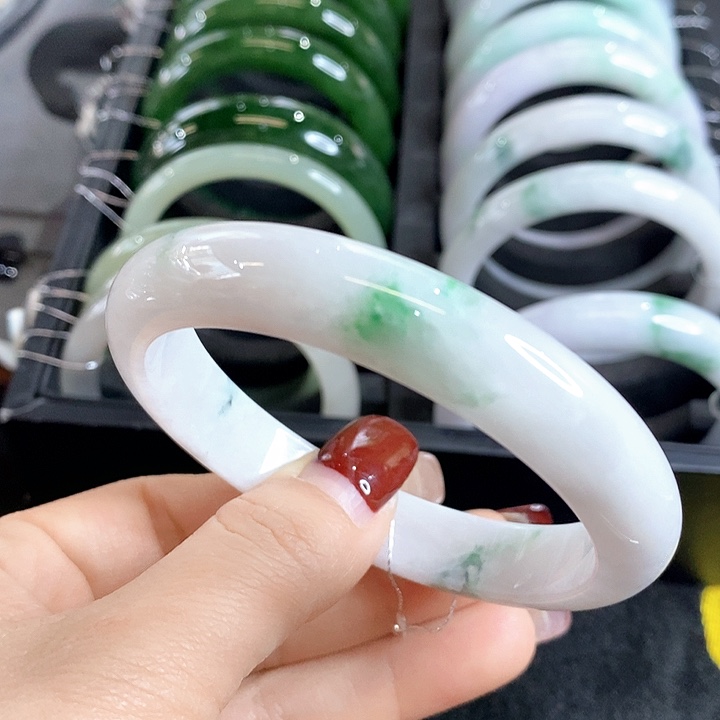 翡翠手镯未镶嵌白底带翠玉镯