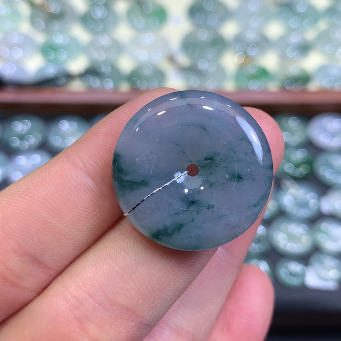 翡翠颈饰未镶嵌平安扣