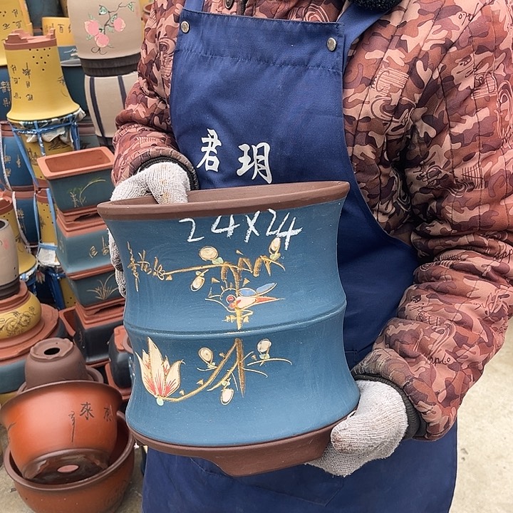 紫砂花盆中放的花