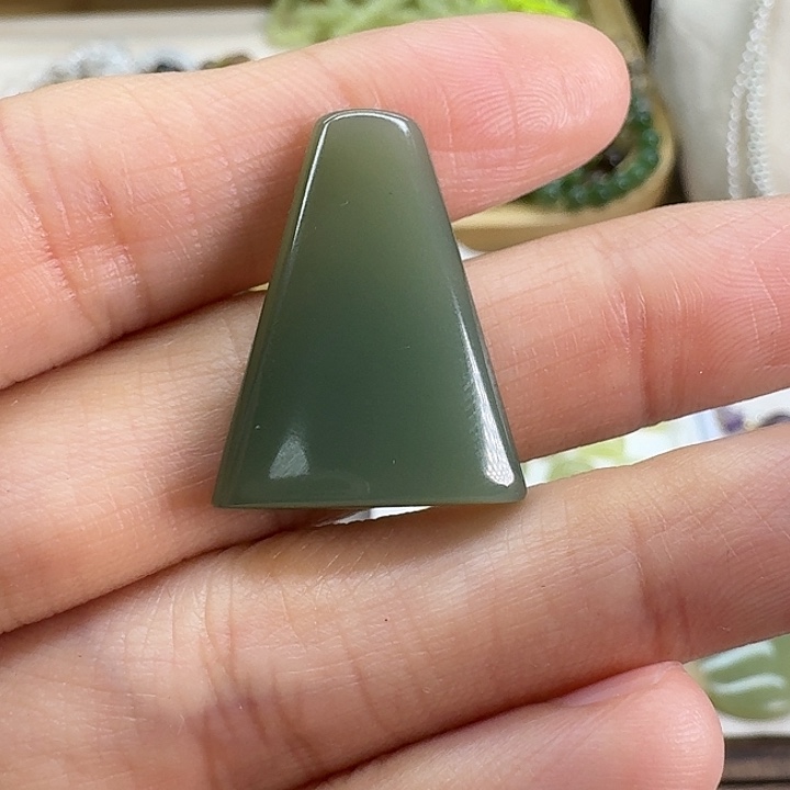 和田玉颈饰未镶嵌梦****?