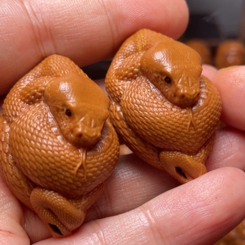 橄榄核把件蛇手球一对3.3左右