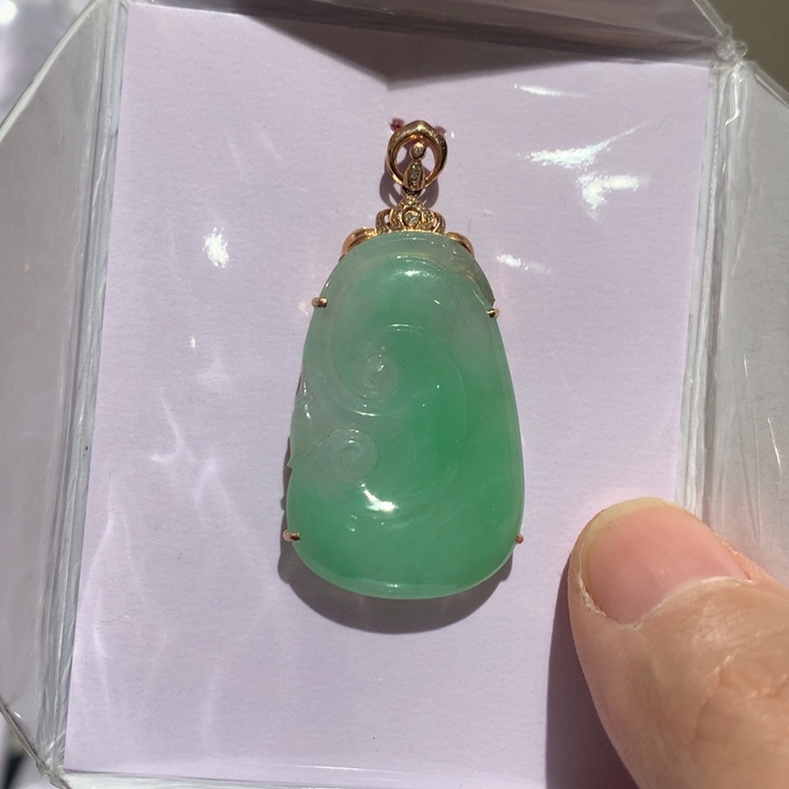 翡翠颈饰18K金镶嵌翡翠吊坠