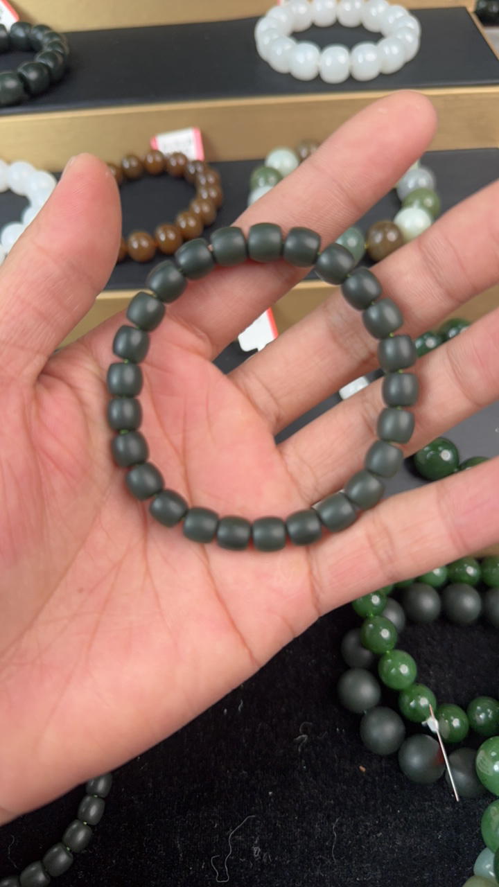 纯天然新疆和田玉沙枣青8mm