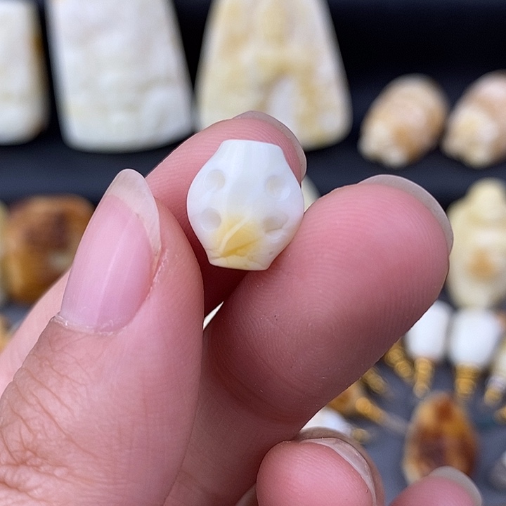 琥珀未镶嵌裸石背云