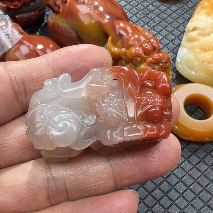 石英质玉（黄龙玉）颈饰合金