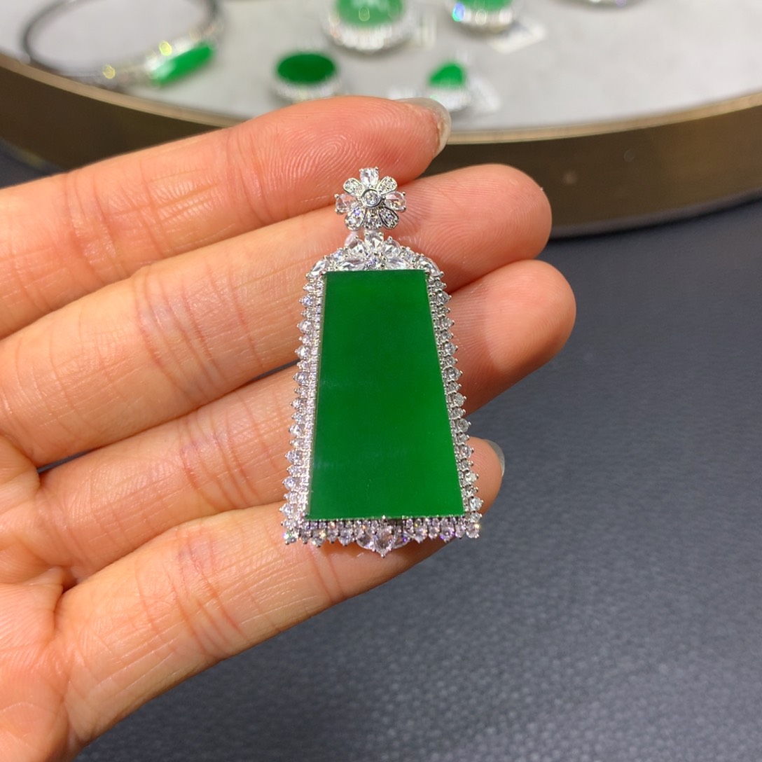 翡翠颈饰18K金镶嵌翡翠