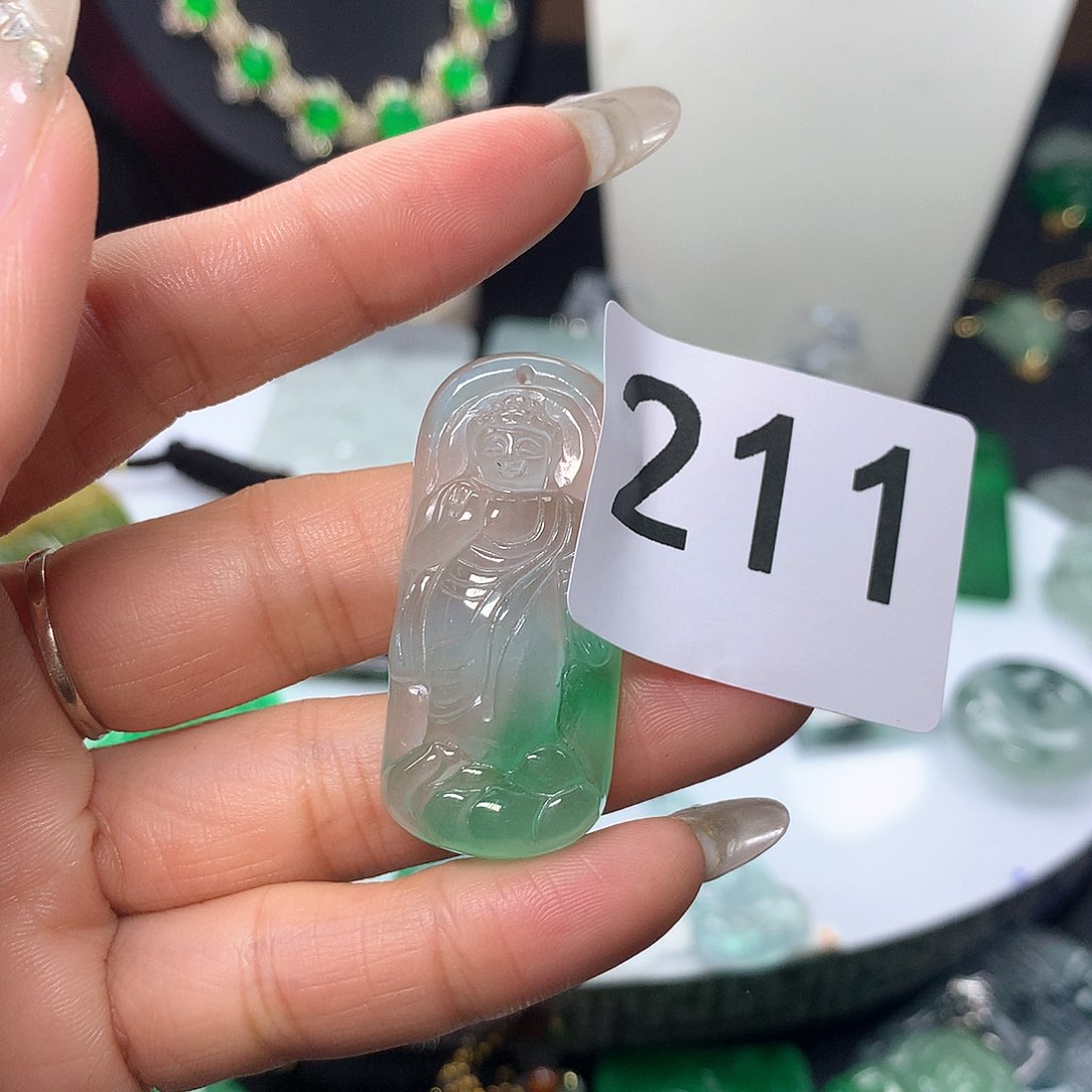 翡翠吊坠(赠链)未镶嵌