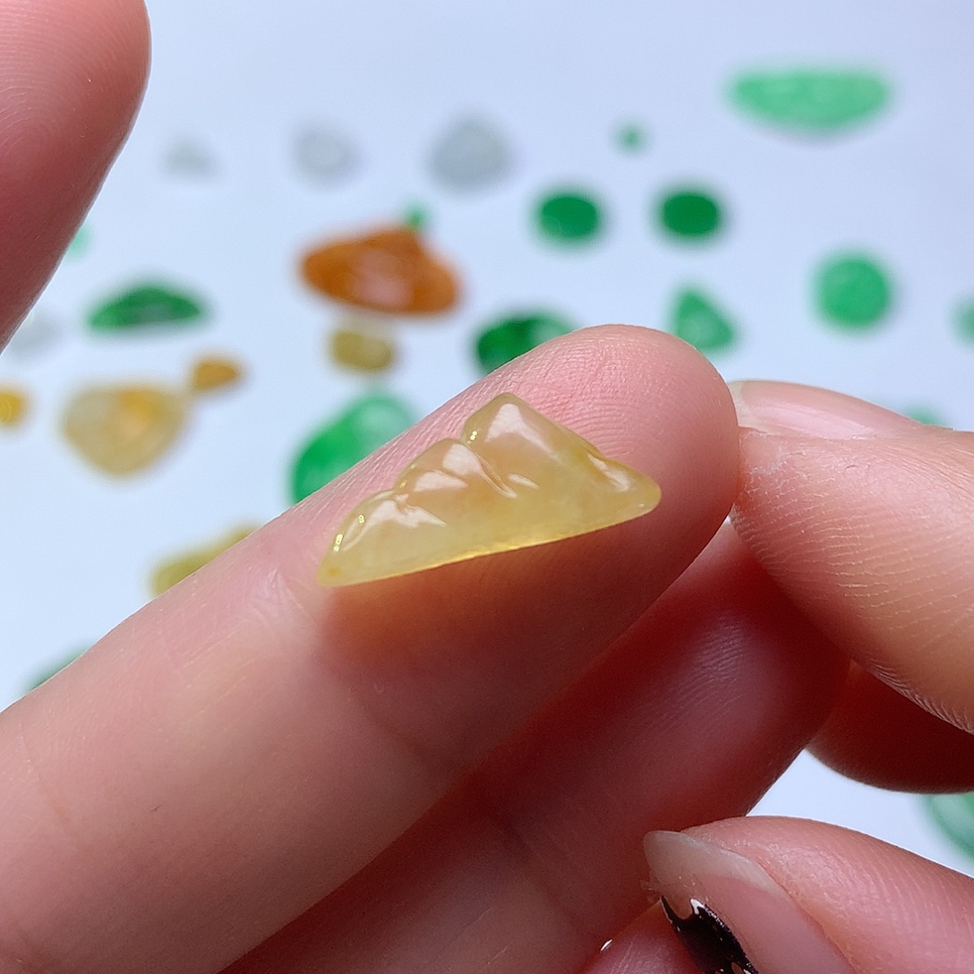 翡翠未镶嵌颈饰山