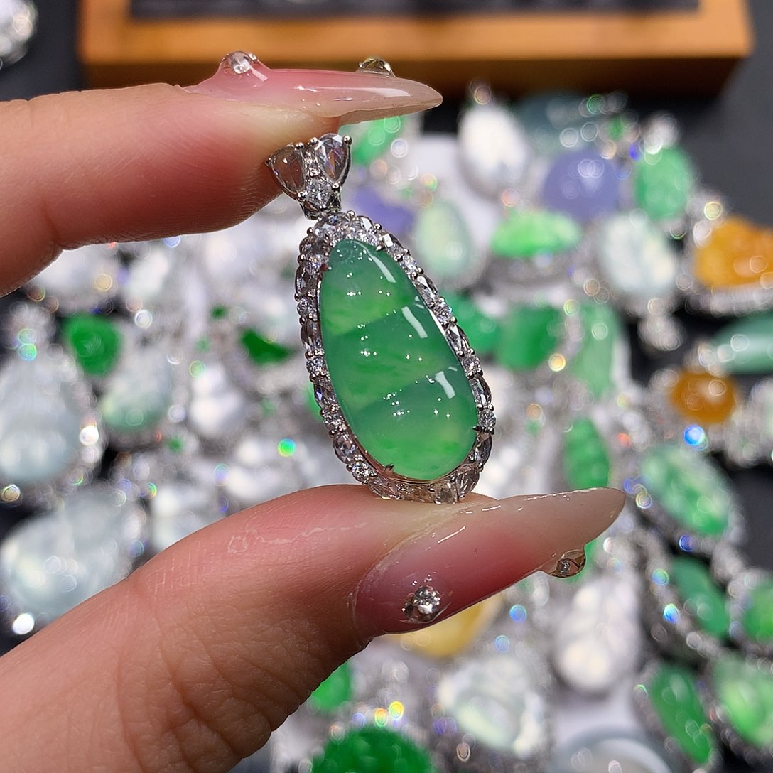 翡翠颈饰18K金镶嵌唐*豆子