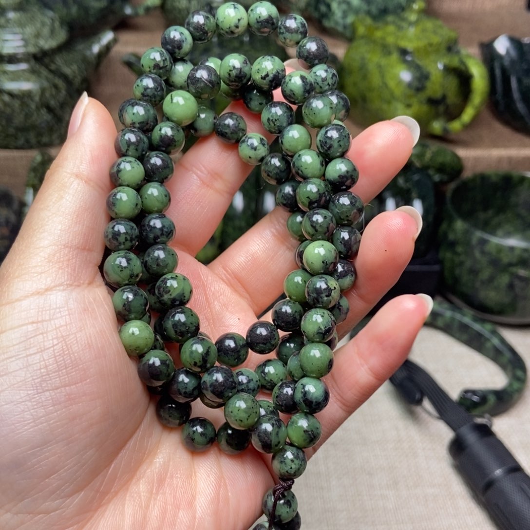 蛇纹石玉颈饰未镶嵌