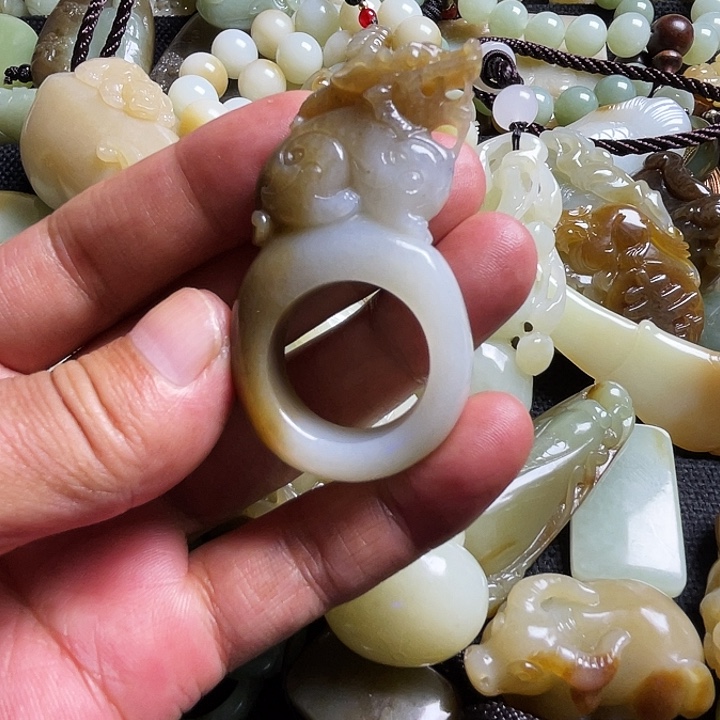 以***师吊坠(不含链)未镶嵌和田玉