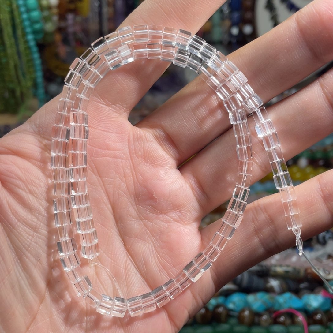 石英质玉，天然白水晶方糖4×4mm，未镶嵌