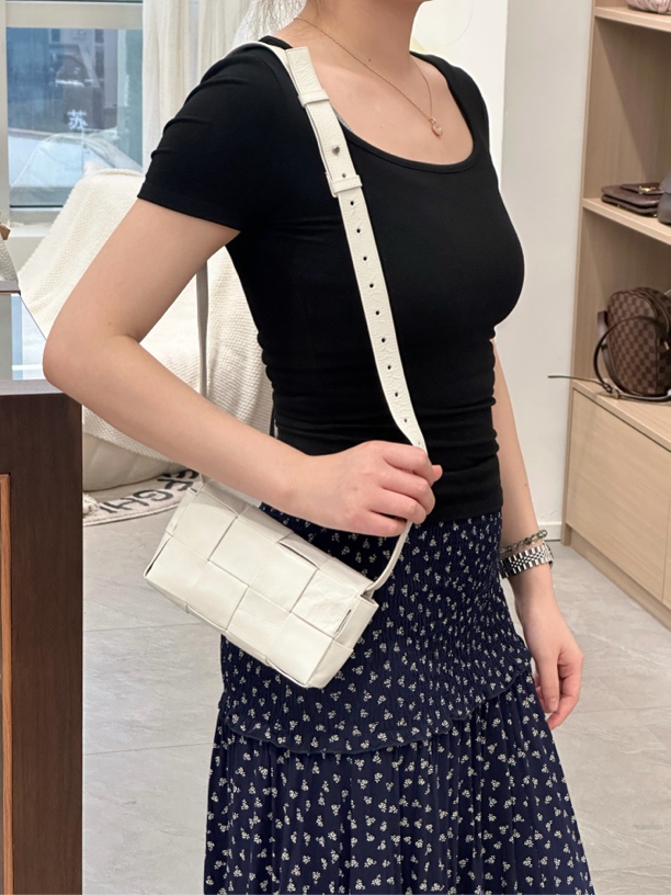 95新 BOTTEGA VENETA/葆蝶家 八格乳白色编织油蜡皮腰包单肩包