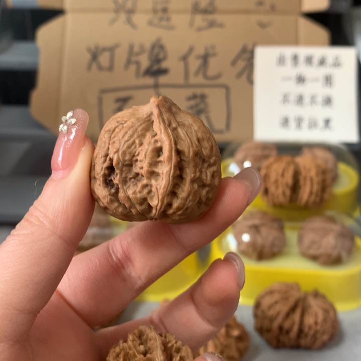 戒***烟文玩核桃吊坠异形单只，有瑕疵