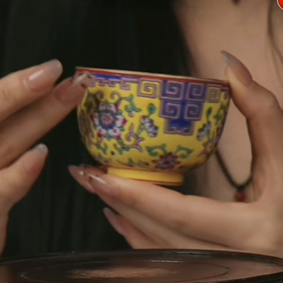 Y内松石绿釉外黄地缠枝西番莲纹杯