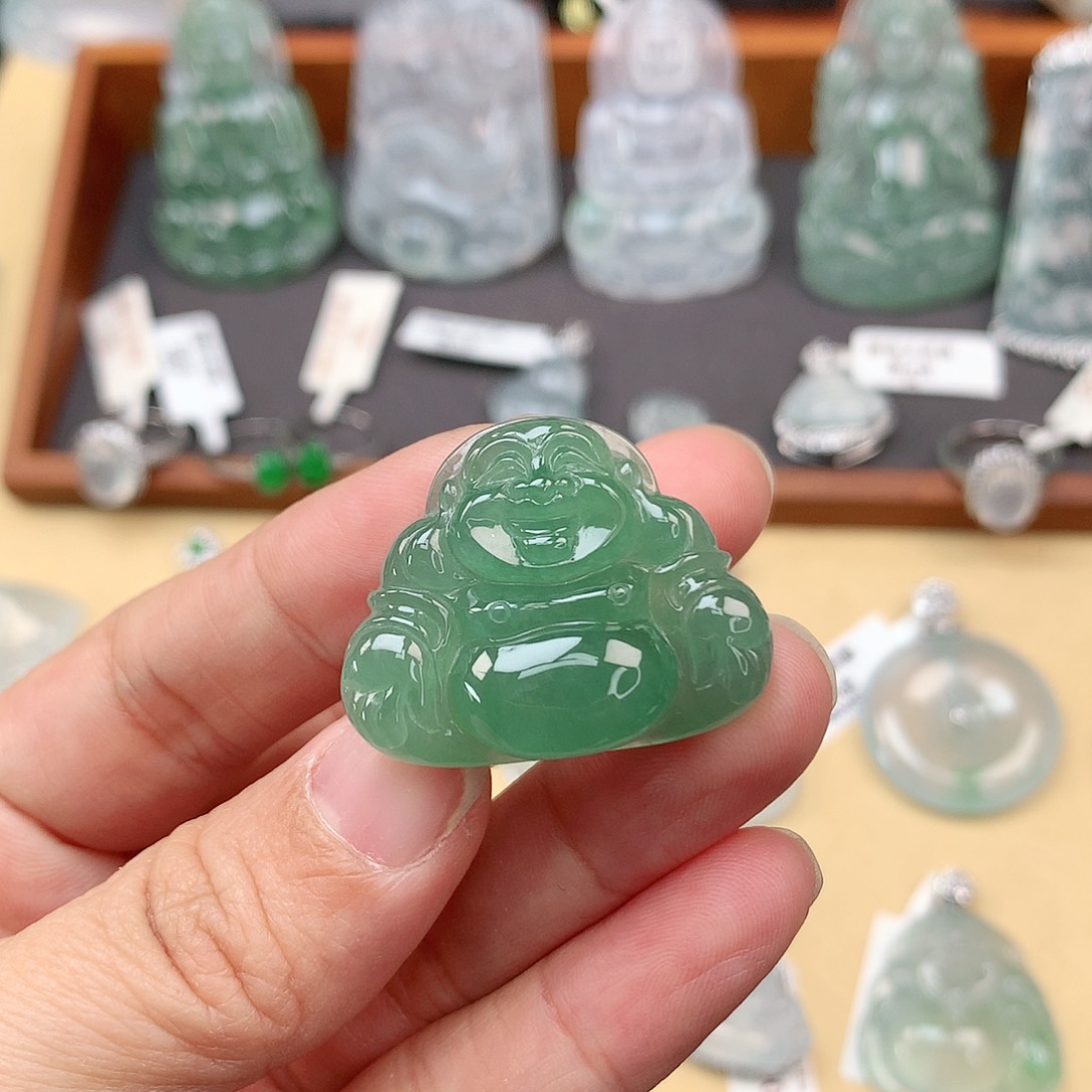 翡翠颈饰未镶嵌佛公